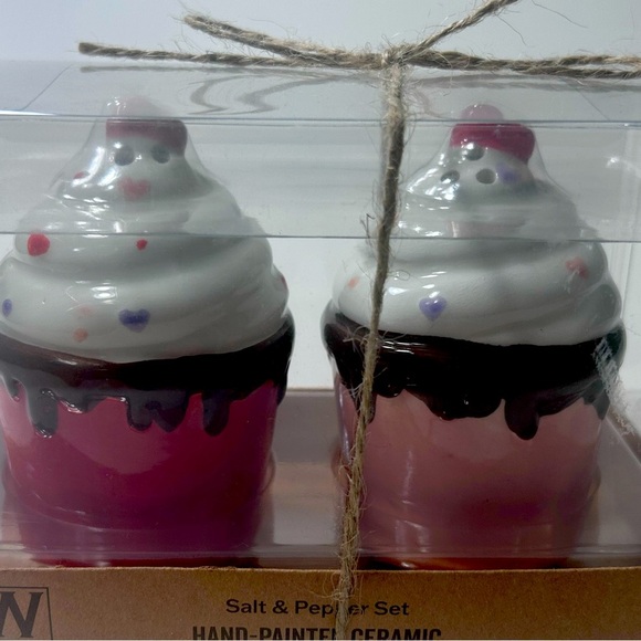 Boston Warehouses - Hand Painted Ceramic Cupcake Salt & Pepper Shakers - BNIB 🧁 - Picture 6 of 8